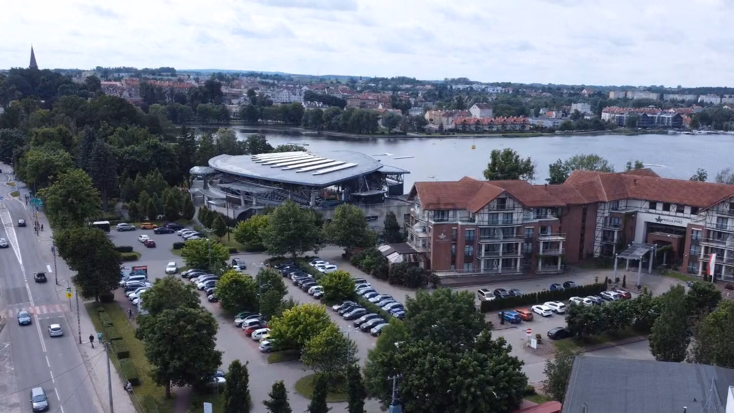 Hotel nad jeziorem z drona w Ostródzie