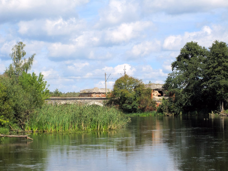 Zabytkowy most kolejowy w Samborowie nad rzeką Drwęcą